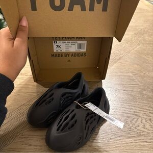 Adidas Kids Sz 7k - Yeezy Foam Rnnr Onyx